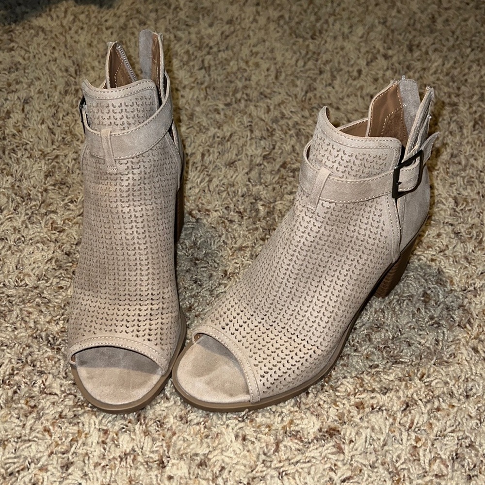 Nude / Cream open toe heels